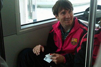 Messi, con unos medicamentos en la mano antes de tomar el avin rumbo a Madrid