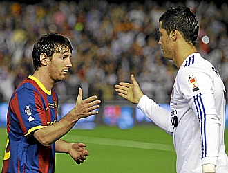 Ronaldo choca las manos con Messi