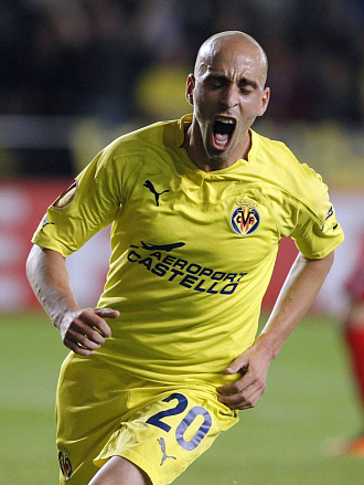 Borja Valero celebra un gol.