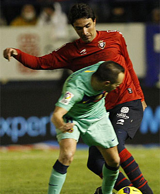 Iniesta y Nekounam pelean por un baln en el partido de la primera vuelta.