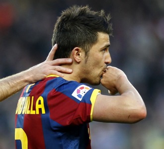 Villa celebra besndose el anillo el gol ante Osasuna