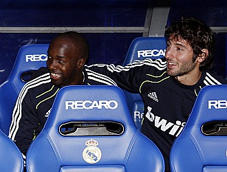 Esteban Granero y Lass Diarra sonren en el banquillo del Real Madrid durante un partido de la presente temporada.