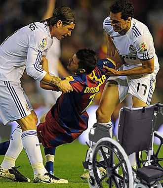Montaje de un aficionado con la foto de Ramos y Arbeloa levantando a Villa en la final de Copa