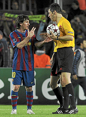 Wolfgang Stark pide la camiseta a Messi a cambio del baln al trmino del Bara-Arsenal de la temporada pasada en el que el argentino marc cuatro goles.