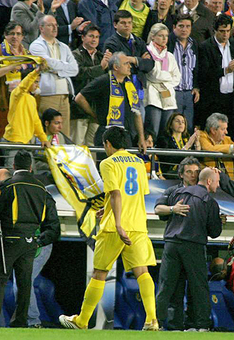 Riquelme se retira al vestuario tras fallar el penalti que pudo meter al Villarreal en la final de la Champions 05/06.
