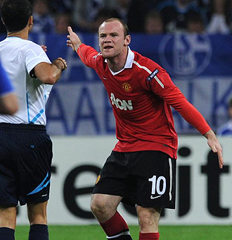 Wayne Rooney protesta al colegiado en el encuentro de semifinales de Champions ante el Schalke.