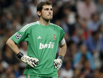 Casillas se lamenta en un momento del partido de Champions contra el Bara
