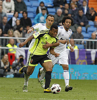 Carvalho agarra a Uche en la jugada en la que vio su segunda amarilla.