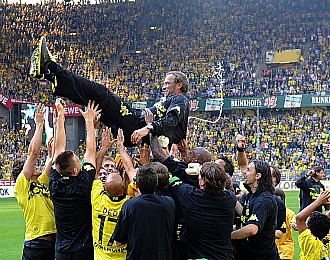 El entrenador del Borussia, manteado por sus jugadores.