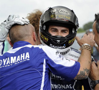 Jorge Lorenzo es felicitado por su equipo de Yamaha.