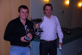 Barroso, tercero y Raúl Ibo, subcampeón de España, en una foto de archivo, con los trofeos en la Gala regional de la pesca de Castilla y León.