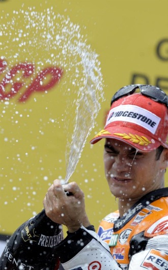Pedrosa celebra su victoria en el podio de Estoril