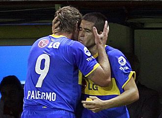 Palermo y Riquelme celebran un gol