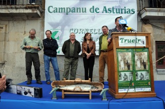 Alberto Fernndez, tercero por la izquierda en el momento de la subasta de su Campanu
