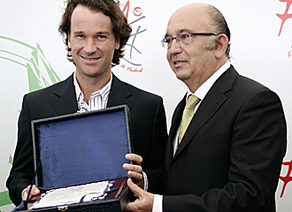 Moy recibe una placa de manos del presidente de la Federacin de Tenis de Madrid.