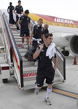 Los jugadores del Madrid llegan al aeropuerto San Pablo de Sevilla.