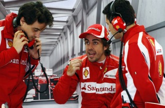 Fernando Alonso charla con sus ingenieros