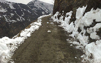 Carretera sin asfaltar del Monte Crostis