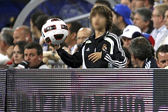 Jos Mario Mourinho, el hijo del entrenador del Real Madrid, con un baln en la banda del Bernabu.