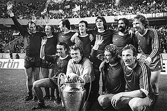 El Bayern de los 70 posa con una de las tres Copas de Europa que conquistó en aquella época