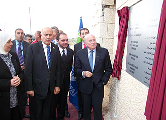 Joseph Blatter durante su visita a Palestina.