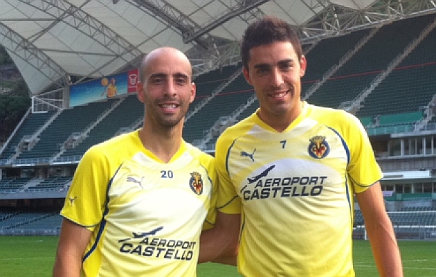 Bruno y Borja Valero, los dos seleccionador por Del Bosque, en el entrenamiento del jueves en Hong Kong / MARCA