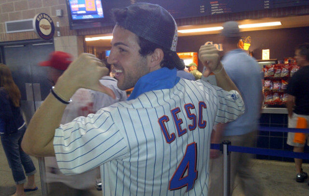 Cesc Fbregas posa con la camiseta de los Mets y su nombre a la espalda. / TWITTER: @Persie_Official