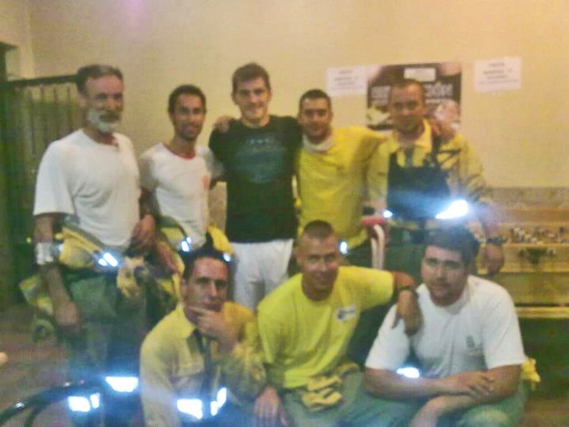 Casillas posa con los bomberos de Navalacruz / Twitter