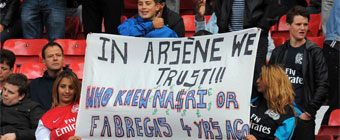 Pancarta a favor de Wenger en Old Trafford