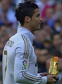 híbrido Ahora Opaco Cristiano ofrece su Bota de Oro al Bernabéu - MARCA.com