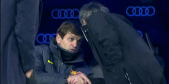 Mourinho saludando a Tito Vilanova