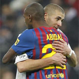 Benzema abraza a Abidal