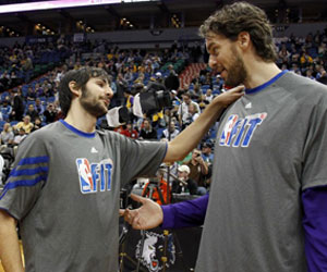 Ricky y Pau se saludan antes de un encuentro entre Minnesota y Lakers. Foto: Rafa Casal
