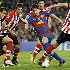Messi, entre varios defensas del Athletic. / REUTERS
