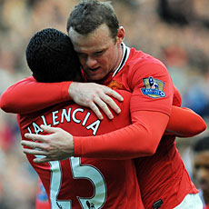 Rooney se abraza al ecuatoriano Valencia, con quien conect en la goleada al Villa. / AFP