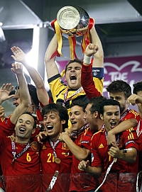 Iker Casillas levanta la copa que acredita a Espaa como campeona de Europa / JOS ANTONIO SANZ (MARCA)
