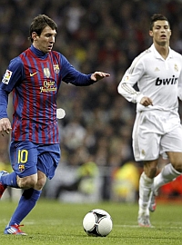 Messi conduce el baln ante Cristiano Ronaldo / RAFA CASAL (MARCA)