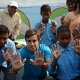 Alonso promueve que los niños indios se laven las manos