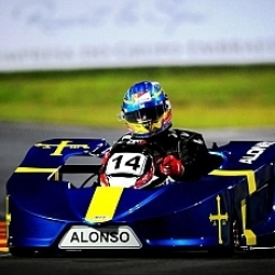 Alonso se divierte con los karts en Brasil
