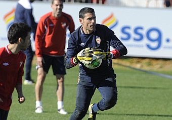 Palop en un entrenamiento del Sevilla./ Kiko Hurtado (Marca)