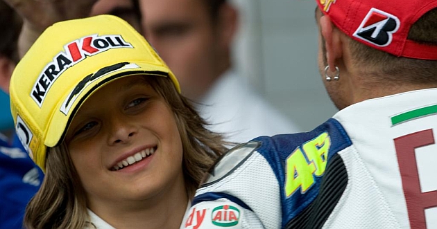 Luca sonre a Rossi, de espaldas, en 2008 / MARCA