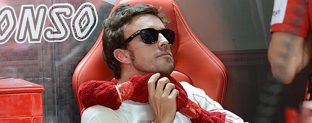 Alonso se relaja en el box / RV RACING PRESS