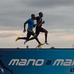 Usain Bolt correr los 150 metros en una playa de Copacabana