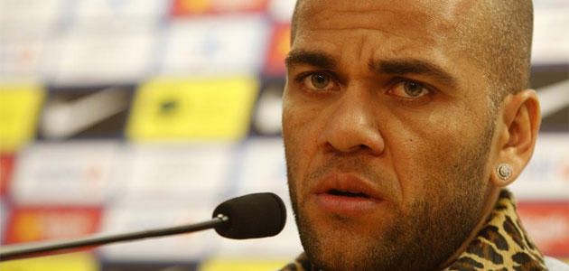 Alves acusa a Mou de condicionar a los árbitros