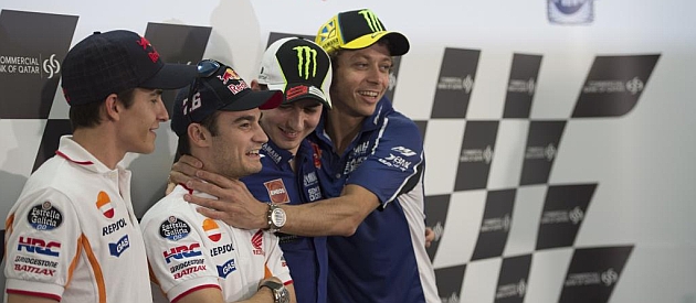 Rossi agarra del cuello a Pedrosa ante Lorenzo y Márquez / Foto: MotoGP