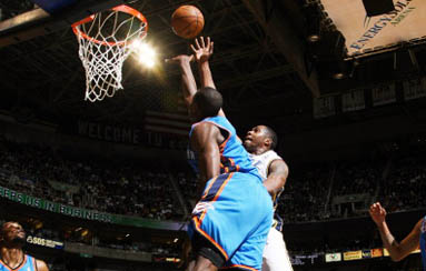 Un decisivo Ibaka saca a Utah de playoffs y comanda el acoso y derribo a los Spurs con Westbrook y Durant