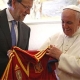 Rajoy regala una camiseta de la seleccin espaola al Papa