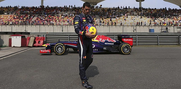 Mark Webber mira con resignacin su casco / RV RACING PRESS