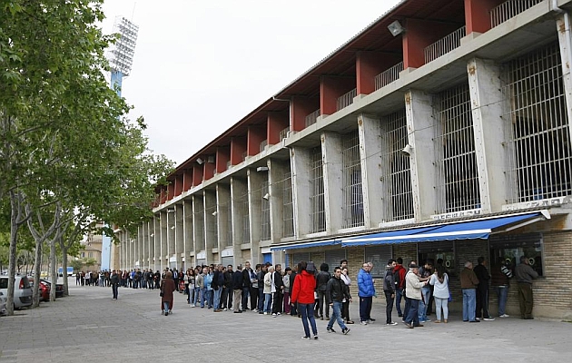 Mucha gente acudi este jueves a las taquillas de La Romareda para sacar su entrada. FOTO: Toni Galn | MARCA