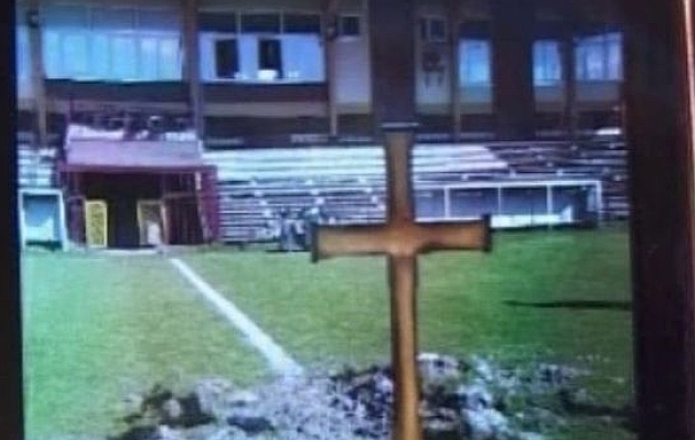Hinchas serbios 'plantan' una tumba en
el campo para amenazar a su equipo